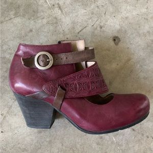 Burgundy embossed leather stacked heel shoes - Size 40/9
